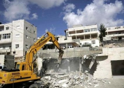 بلدية الاحتلال تجبر عائلة مقدسية على هدم منزلها قسرًا