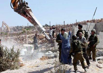 مستوطنون يدمرون بيتا متنقلا شمال غرب نابلس