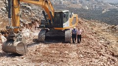 آليات بلدية نابلس أثناء شق الطريق الواصل بين حي العامرية ونابلس الجديدة لاستكمال المرحلة الاولى من مشروع الطريق الدائري الجنوبي الذي تجري عملية استكمال الحصول على تمويله من البنك الاسلامي للتنمية، وهو مشروع كبير ستشمل مرحلته الثانية وصول الطريق الى حوارة..
