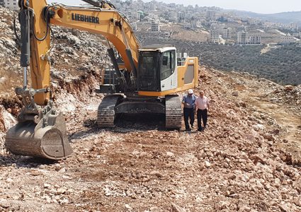 آليات بلدية نابلس أثناء شق الطريق الواصل بين حي العامرية ونابلس الجديدة لاستكمال المرحلة الاولى من مشروع الطريق الدائري الجنوبي الذي تجري عملية استكمال الحصول على تمويله من البنك الاسلامي للتنمية، وهو مشروع كبير ستشمل مرحلته الثانية وصول الطريق الى حوارة..