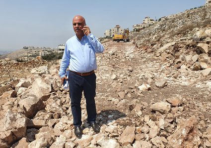 آليات بلدية نابلس أثناء شق الطريق الواصل بين حي العامرية ونابلس الجديدة لاستكمال المرحلة الاولى من مشروع الطريق الدائري الجنوبي الذي تجري عملية استكمال الحصول على تمويله من البنك الاسلامي للتنمية، وهو مشروع كبير ستشمل مرحلته الثانية وصول الطريق الى حوارة..