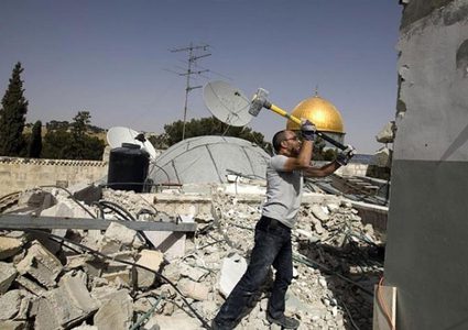 الاحتلال يجبر عائلة مقدسية على هدم منزلها في سلوان