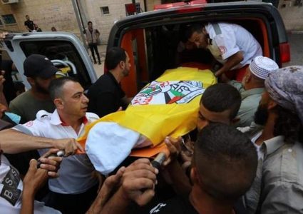 الاحتلال يحتجز مركبة تقل جثمان الشهيد أبو محاميد على مدخل بيت لحم