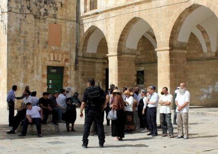 مستوطنون يؤدون طقوسا تلمودية في باحات "الأقصى"