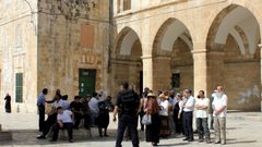 مستوطنون يؤدون طقوسا تلمودية في باحات "الأقصى"