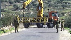 الاحتلال يغلق مدخل بيت عينون شرق الخليل بالمكعبات الاسمنتية