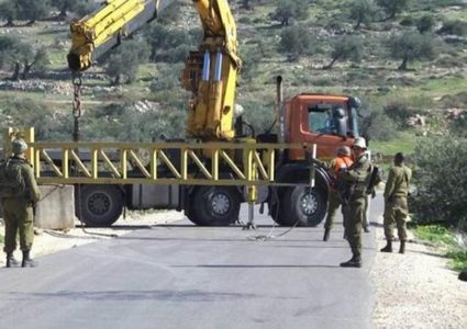 الاحتلال يغلق مدخل بيت عينون شرق الخليل بالمكعبات الاسمنتية