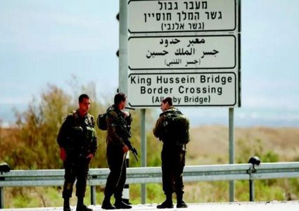 قوات الاحتلال تعتقل شابا من جنين على معبر الكرامة