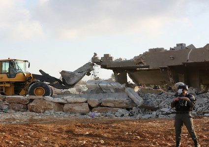 الاحتلال يهدم سورا استناديا في جبل المكبر بمدينة القدس