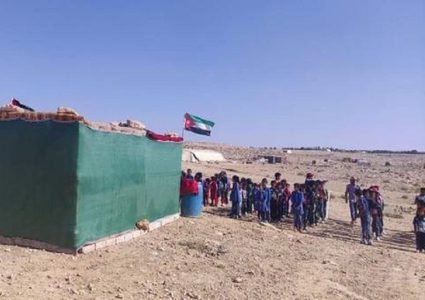 غضب في الأردن بسبب خيمة مدرسية في البادية.. والسلطات توضح