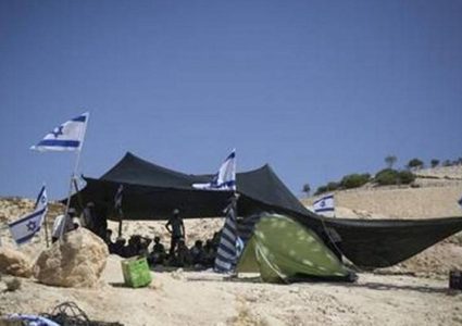 مستوطنون ينصبون خياما على أراضي المواطنين جنوب شرق الخليل