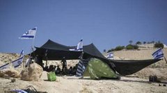 مستوطنون ينصبون خياما على أراضي المواطنين جنوب شرق الخليل