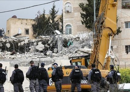 سلطات الاحتلال تجبر مواطنا على هدم منزله في سلوان