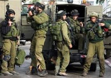 قوات الاحتلال تعتقل مواطنا وتداهم منازل في الخليل