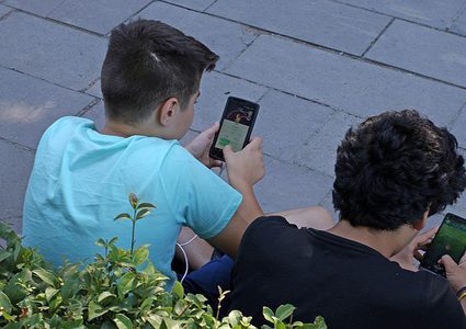 النظر إلى انعكاس الشمس على شاشة الهاتف يمكن أن يدمر عينيك