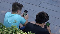 النظر إلى انعكاس الشمس على شاشة الهاتف يمكن أن يدمر عينيك
