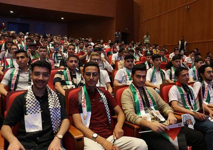 "شؤون اللاجئين" تكرم الطلبة المتفوقين في الثانوية العامة في غزة