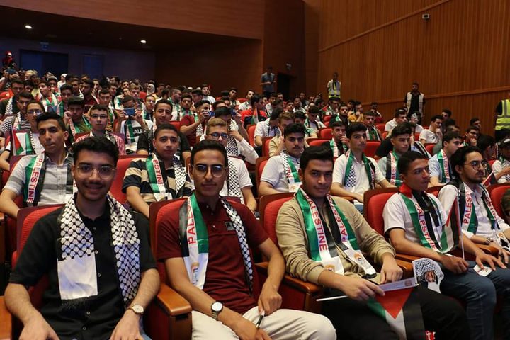 "شؤون اللاجئين" تكرم الطلبة المتفوقين في الثانوية العامة في غزة