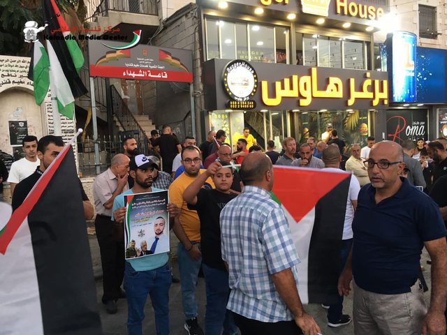 وقفة في مخيم قلنديا تنديدا باستمرار الاحتلال احتجاز جثمان الشهيد محمد شحام