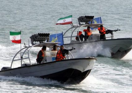 إيران تحتجز سفينة أجنبية وطاقمها في مياه الخليج