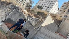 مدير الدفاع المدني بنابلس: تم اعتقال ملقي خزان المياه الفارغ من سطح بناية