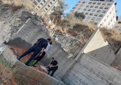 مدير الدفاع المدني بنابلس: تم اعتقال ملقي خزان المياه الفارغ من سطح بناية