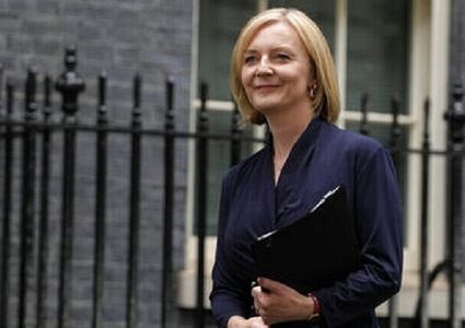 انتقادات لمرافقة ليز تراس الملك تشارلز الثالث في جولاته خلال الحداد الوطني