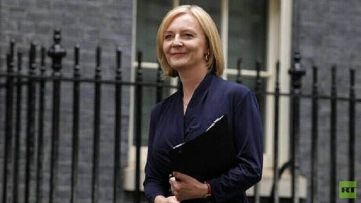 انتقادات لمرافقة ليز تراس الملك تشارلز الثالث في جولاته خلال الحداد الوطني