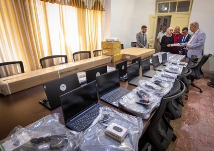 وكالة بيت مال القدس تسلم أجهزة ومعدات إلكترونية لمكتبة المسجد الأقصى