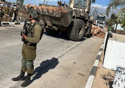 الاحتلال يغلق مدخل بلدة قصرة جنوب نابلس بالسواتر الترابية