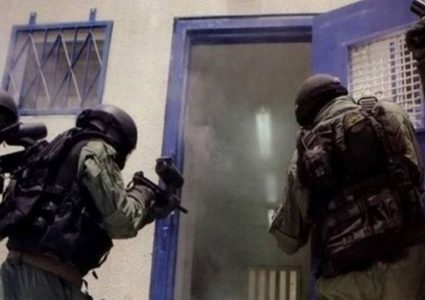 وحدات القمع تقتحم قسمي (15) و(16) في سجن "عوفر" وتجري عمليات تخريب