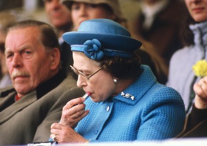 مساعد سابق لملكة بريطانيا يكشف رسائلها السرية