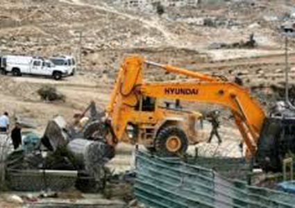 الاحتلال يخطر بهدم منشآت سكنية وحظائر في الأغوار الشمالية