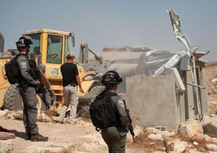 الاحتلال يستولي على خيمتين  في مسافر يطا جنوب الخليل