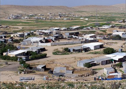 الاحتلال يخطر بهدم منشآت في الرأس الأحمر