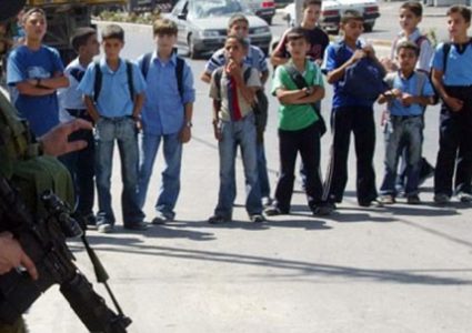 الاحتلال يحتجز طلبة مدرسة ويقتحم أخرى في الخليل