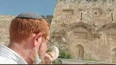 المتطرف غليك يقتحم مقبرة باب الرحمة وينفخ بالبوق