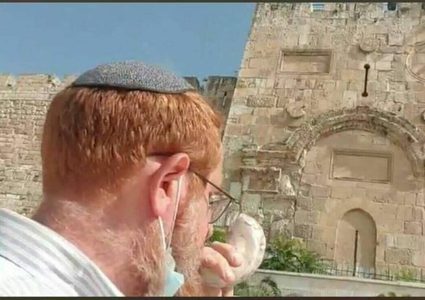 المتطرف غليك يقتحم مقبرة باب الرحمة وينفخ بالبوق