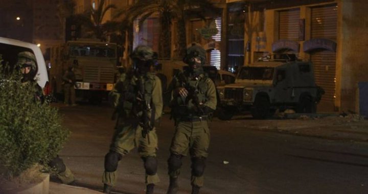 قوات الاحتلال تقتحم بلدة إذنا وتداهم منازل المواطنين غرب الخليل