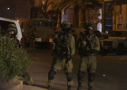 قوات الاحتلال تقتحم بلدة إذنا وتداهم منازل المواطنين غرب الخليل