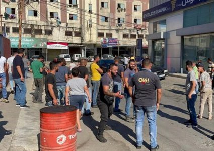 مجدداً.. لبناني يحصل على وديعته المصرفية بعد اقتحام أحد البنوك