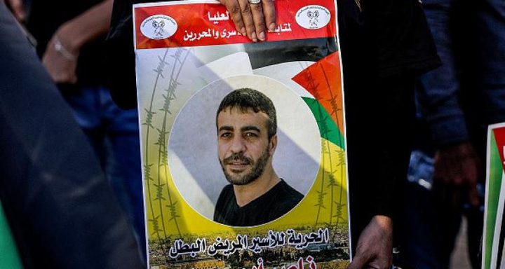 وقفة دعم للأسير ناصر ابو حميد في غزة