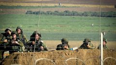 الاحتلال يطلق قنابل الغاز صوب المزارعين وأراضيهم شرق غزة