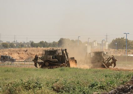 الاحتلال يستهدف المزارعين وسط وشمال شرق قطاع غزة