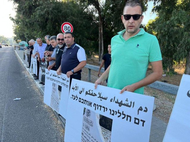 وقفة احتجاجية على سرقة النصب التذكاري لشهداء اللجون وأم الفحم