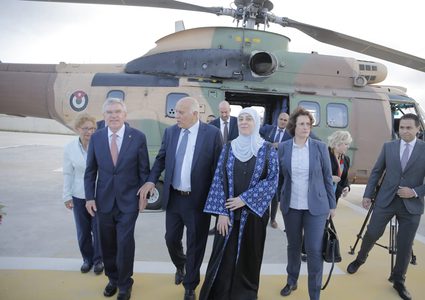 رئيس اللجنة الأولمبية الدولية يصل فلسطين