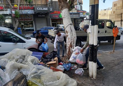 نشرت بلدية نابلس عبر صفحتها على الفيسبوك اليوم الأحد مجموعة من الصور التي تشير إلى الجهود التي تبذلها البلدية في سبيل إيجاد حلول لمشكلة النفايات .