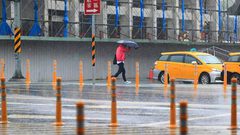 إعصار "ناندامول" يجتاح جنوب غرب اليابان