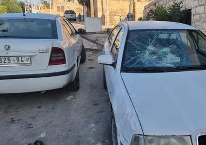 مستوطنون يحطمون زجاج مركبات ويعتدون على مواطنين في الخليل