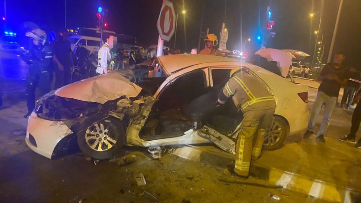 8 إصابات في حادث طرق بين حافلة وسيارة في النقب